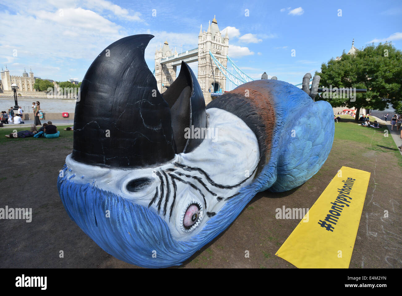 Rathaus, Queens Walk, London, UK. 14. Juli 2014. Eine sehr große Tote Parrott liegt auf dem Rasen in der Nähe von Rathaus, die Ausstrahlung der letzten Monty Python Live Performance zu fördern, die am 20. Juli im Gold Fernsehen gezeigt werden. Bildnachweis: Matthew Chattle/Alamy Live-Nachrichten Stockfoto