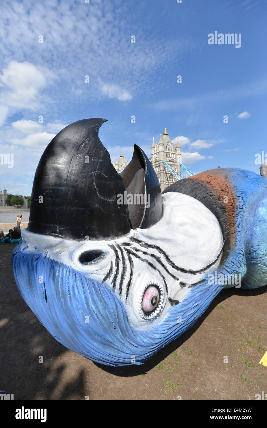 Rathaus, Queens Walk, London, UK. 14. Juli 2014. Eine sehr große Tote Parrott liegt auf dem Rasen in der Nähe von Rathaus, die Ausstrahlung der letzten Monty Python Live Performance zu fördern, die am 20. Juli im Gold Fernsehen gezeigt werden. Bildnachweis: Matthew Chattle/Alamy Live-Nachrichten Stockfoto