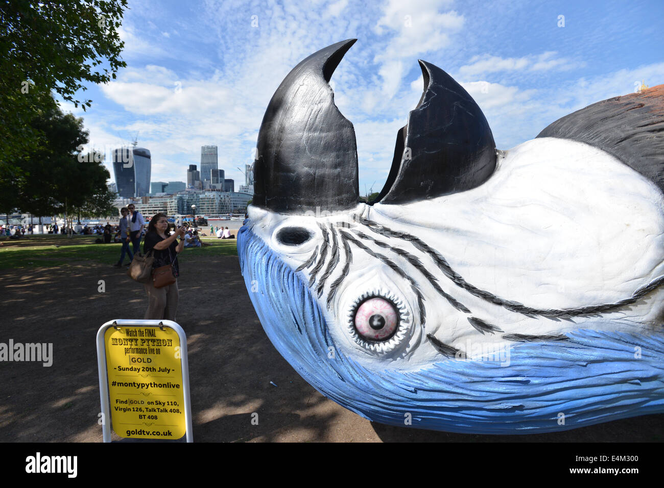 Rathaus, Queens Walk, London, UK. 14. Juli 2014. Eine sehr große Tote Parrott liegt auf dem Rasen in der Nähe von Rathaus, die Ausstrahlung der letzten Monty Python Live Performance zu fördern, die am 20. Juli im Gold Fernsehen gezeigt werden. Bildnachweis: Matthew Chattle/Alamy Live-Nachrichten Stockfoto