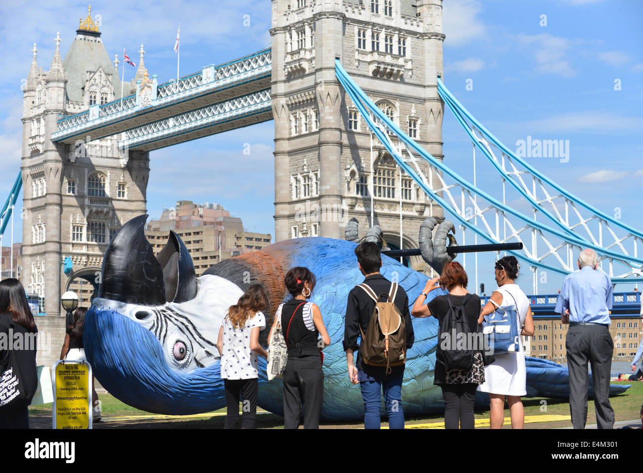 Rathaus, Queens Walk, London, UK. 14. Juli 2014. Eine sehr große Tote Parrott liegt auf dem Rasen in der Nähe von Rathaus, die Ausstrahlung der letzten Monty Python Live Performance zu fördern, die am 20. Juli im Gold Fernsehen gezeigt werden. Bildnachweis: Matthew Chattle/Alamy Live-Nachrichten Stockfoto