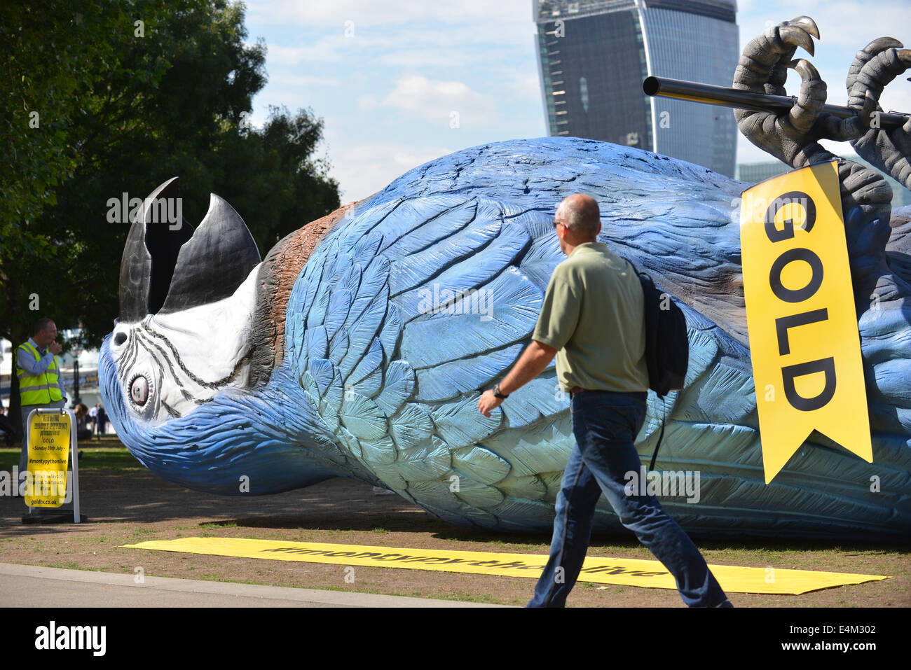 Rathaus, Queens Walk, London, UK. 14. Juli 2014. Eine sehr große Tote Parrott liegt auf dem Rasen in der Nähe von Rathaus, die Ausstrahlung der letzten Monty Python Live Performance zu fördern, die am 20. Juli im Gold Fernsehen gezeigt werden. Bildnachweis: Matthew Chattle/Alamy Live-Nachrichten Stockfoto