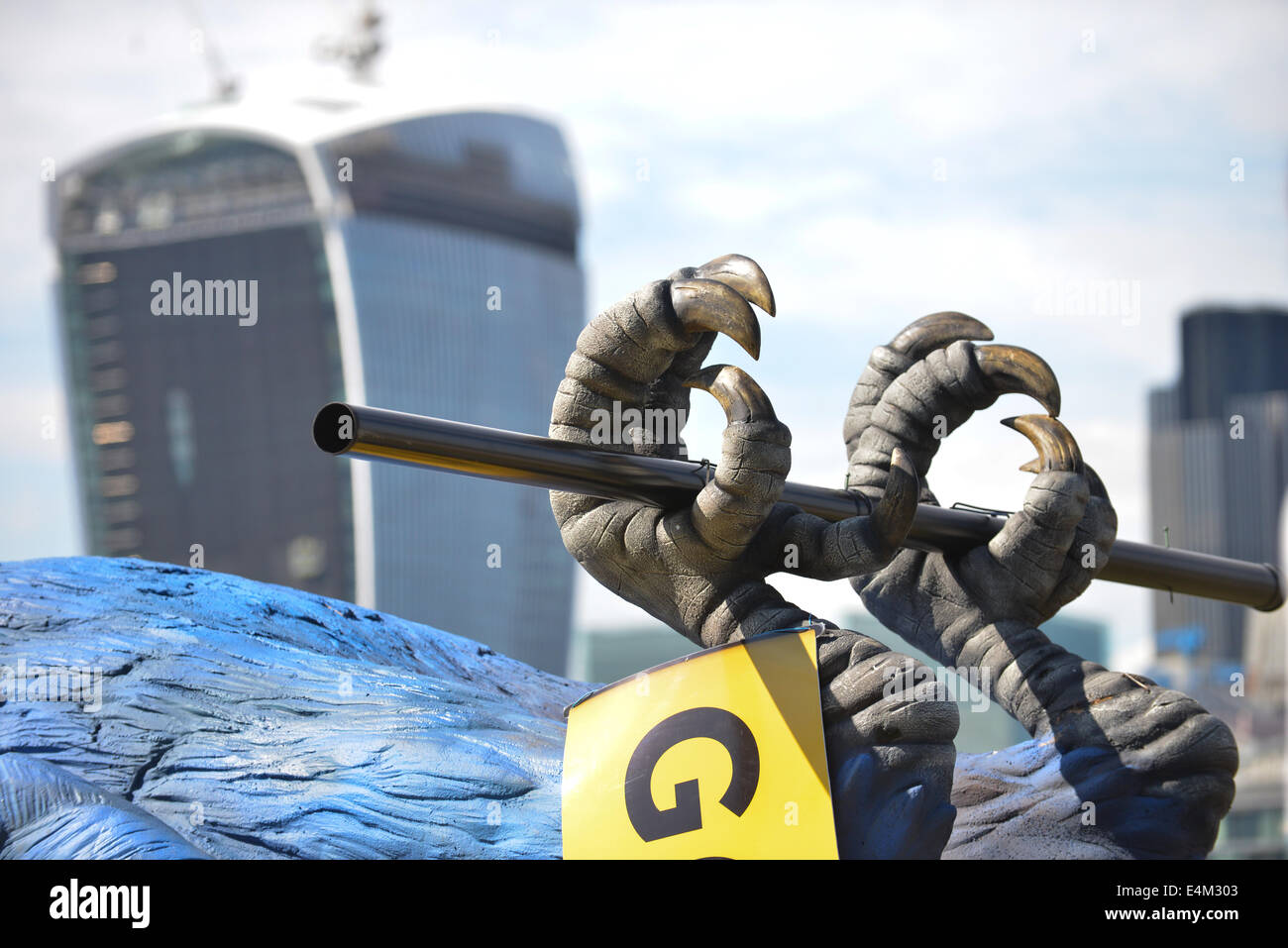 Rathaus, Queens Walk, London, UK. 14. Juli 2014. Eine sehr große Tote Parrott liegt auf dem Rasen in der Nähe von Rathaus, die Ausstrahlung der letzten Monty Python Live Performance zu fördern, die am 20. Juli im Gold Fernsehen gezeigt werden. Bildnachweis: Matthew Chattle/Alamy Live-Nachrichten Stockfoto