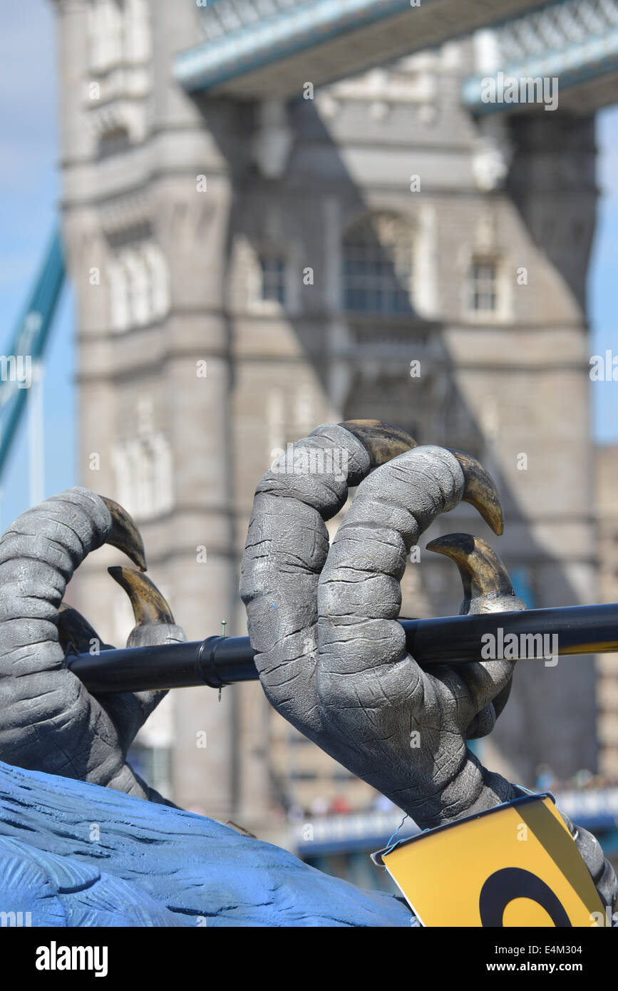 Rathaus, Queens Walk, London, UK. 14. Juli 2014. Eine sehr große Tote Parrott liegt auf dem Rasen in der Nähe von Rathaus, die Ausstrahlung der letzten Monty Python Live Performance zu fördern, die am 20. Juli im Gold Fernsehen gezeigt werden. Bildnachweis: Matthew Chattle/Alamy Live-Nachrichten Stockfoto