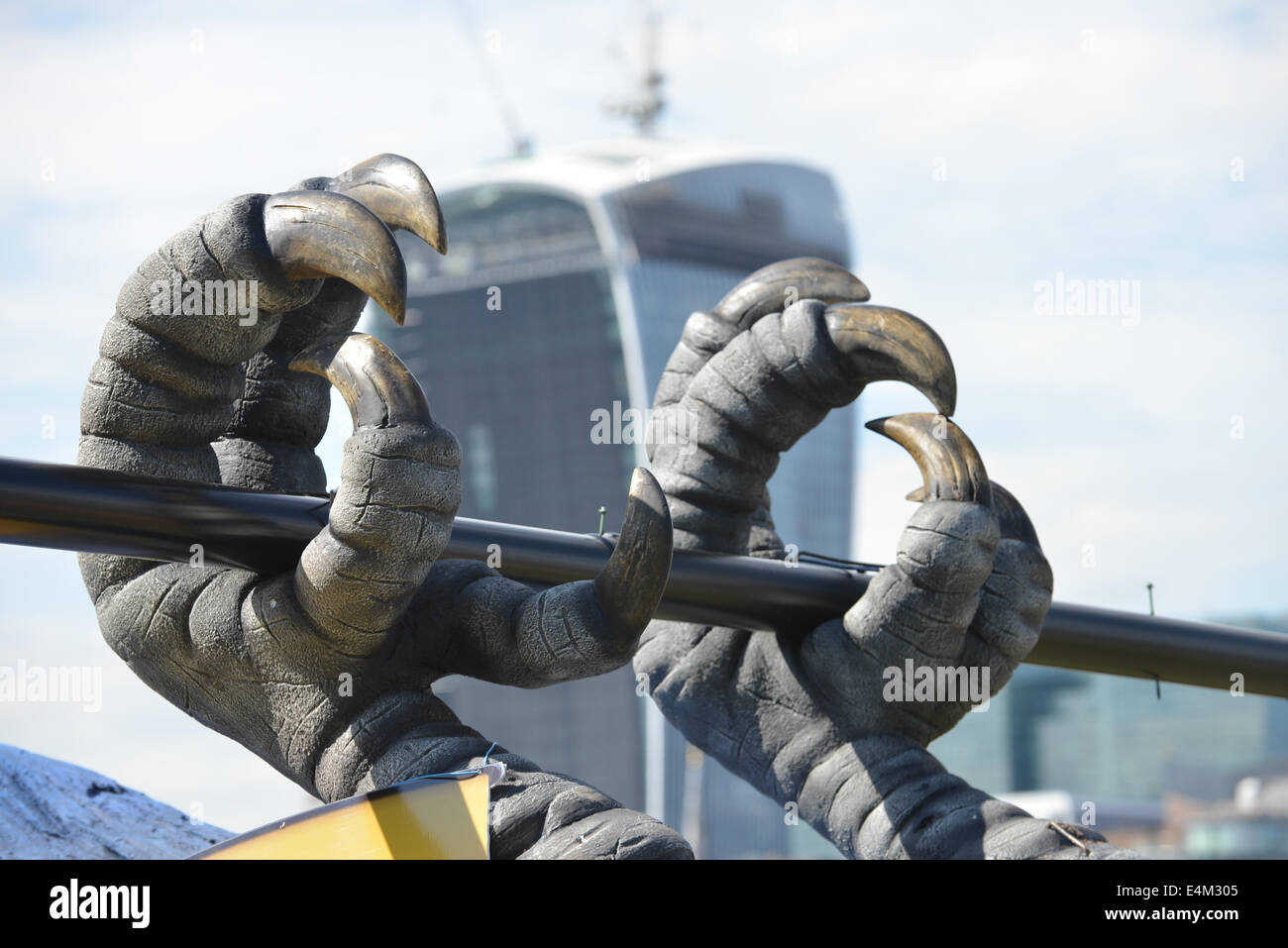 Rathaus, Queens Walk, London, UK. 14. Juli 2014. Eine sehr große Tote Parrott liegt auf dem Rasen in der Nähe von Rathaus, die Ausstrahlung der letzten Monty Python Live Performance zu fördern, die am 20. Juli im Gold Fernsehen gezeigt werden. Bildnachweis: Matthew Chattle/Alamy Live-Nachrichten Stockfoto
