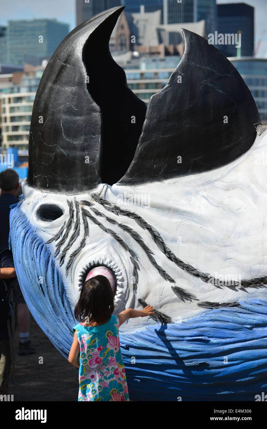 Rathaus, Queens Walk, London, UK. 14. Juli 2014. Eine sehr große Tote Parrott liegt auf dem Rasen in der Nähe von Rathaus, die Ausstrahlung der letzten Monty Python Live Performance zu fördern, die am 20. Juli im Gold Fernsehen gezeigt werden. Bildnachweis: Matthew Chattle/Alamy Live-Nachrichten Stockfoto