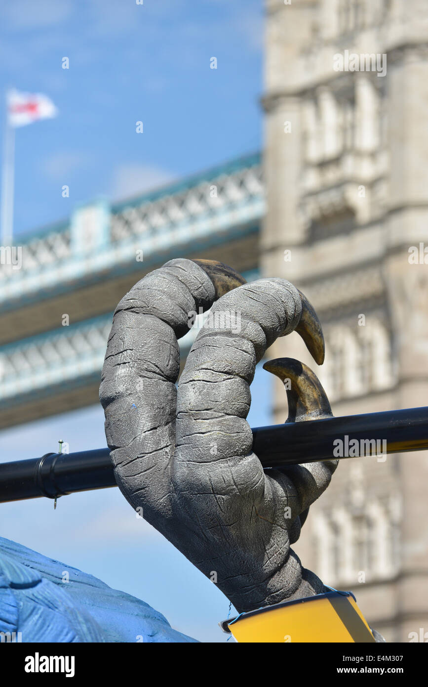 Rathaus, Queens Walk, London, UK. 14. Juli 2014. Eine sehr große Tote Parrott liegt auf dem Rasen in der Nähe von Rathaus, die Ausstrahlung der letzten Monty Python Live Performance zu fördern, die am 20. Juli im Gold Fernsehen gezeigt werden. Bildnachweis: Matthew Chattle/Alamy Live-Nachrichten Stockfoto