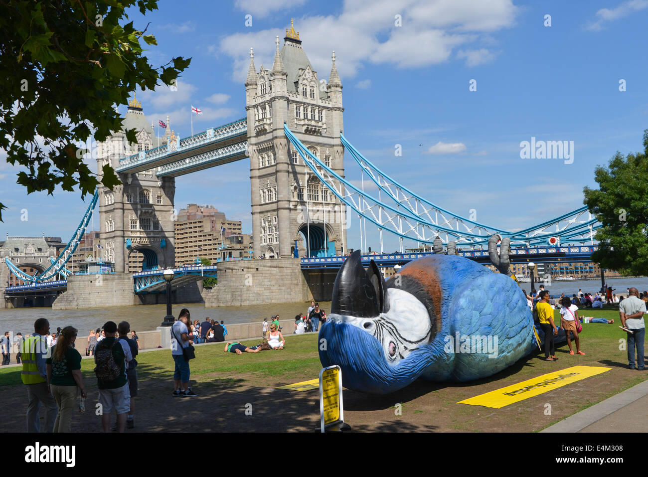 Rathaus, Queens Walk, London, UK. 14. Juli 2014. Eine sehr große Tote Parrott liegt auf dem Rasen in der Nähe von Rathaus, die Ausstrahlung der letzten Monty Python Live Performance zu fördern, die am 20. Juli im Gold Fernsehen gezeigt werden. Bildnachweis: Matthew Chattle/Alamy Live-Nachrichten Stockfoto
