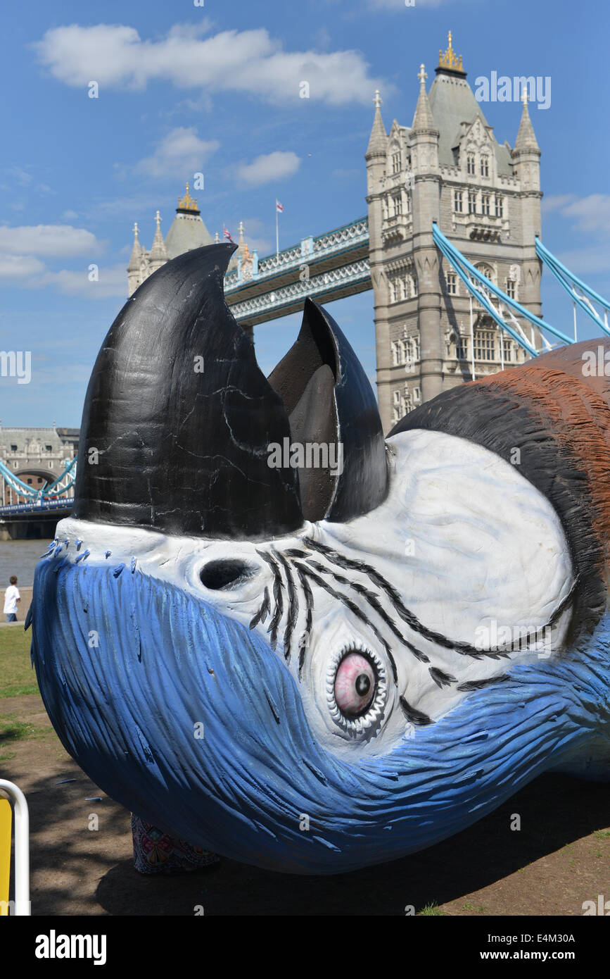 Rathaus, Queens Walk, London, UK. 14. Juli 2014. Eine sehr große Tote Parrott liegt auf dem Rasen in der Nähe von Rathaus, die Ausstrahlung der letzten Monty Python Live Performance zu fördern, die am 20. Juli im Gold Fernsehen gezeigt werden. Bildnachweis: Matthew Chattle/Alamy Live-Nachrichten Stockfoto