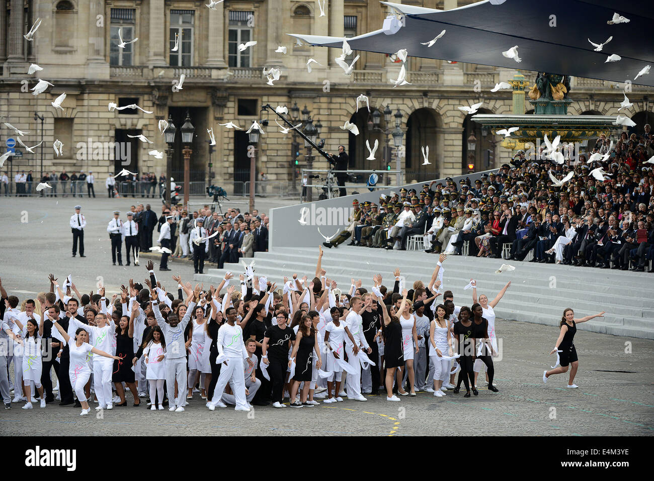 Paris. 14. Juli 2014. Menschen loslassen Tauben während der jährlichen Tag der Bastille Militärparade in Paris am 14. Juli 2014. Frankreich hat eine beispiellose in mehr als 70 Länder im ersten Weltkrieg Beteiligten zur Teilnahme an seiner jährlichen Tag der Bastille Militärparade eingeladen. Bildnachweis: Etienne Laurent/Xinhua/Alamy Live-Nachrichten Stockfoto