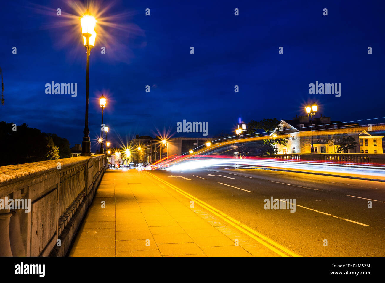 Autolichter der Bedford-Brücke in der Nacht, UK Stockfoto