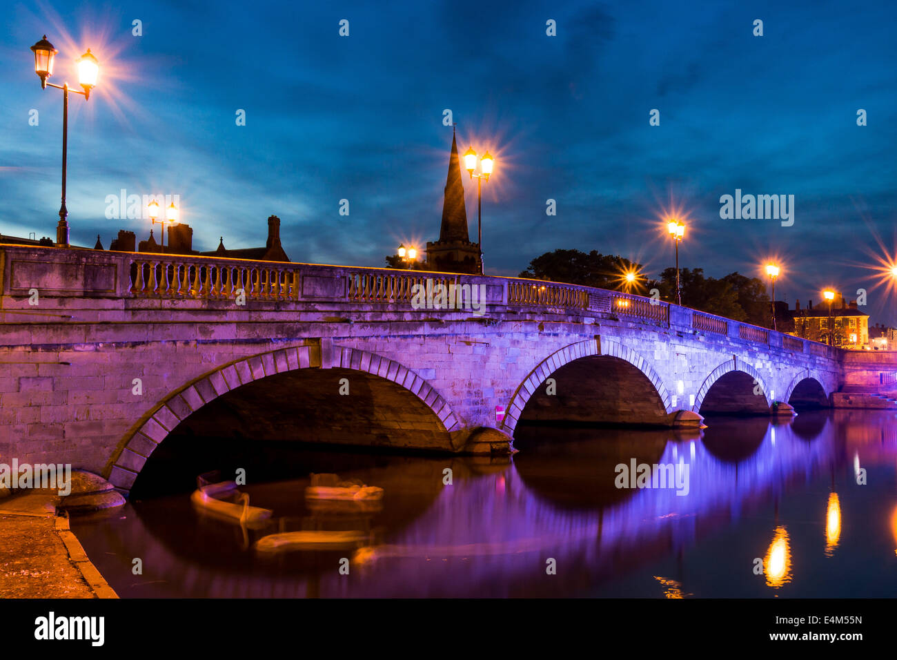 Bedford-Brücke und den großen Fluss Ouse als Nacht fällt Stockfoto