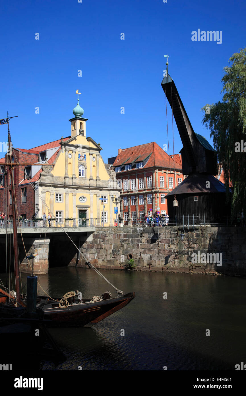 Giebel des Hotel Altes Kaufhaus und alten hölzernen Kran, Lüneburg, Niedersachsen, Deutschland, Europa Stockfoto