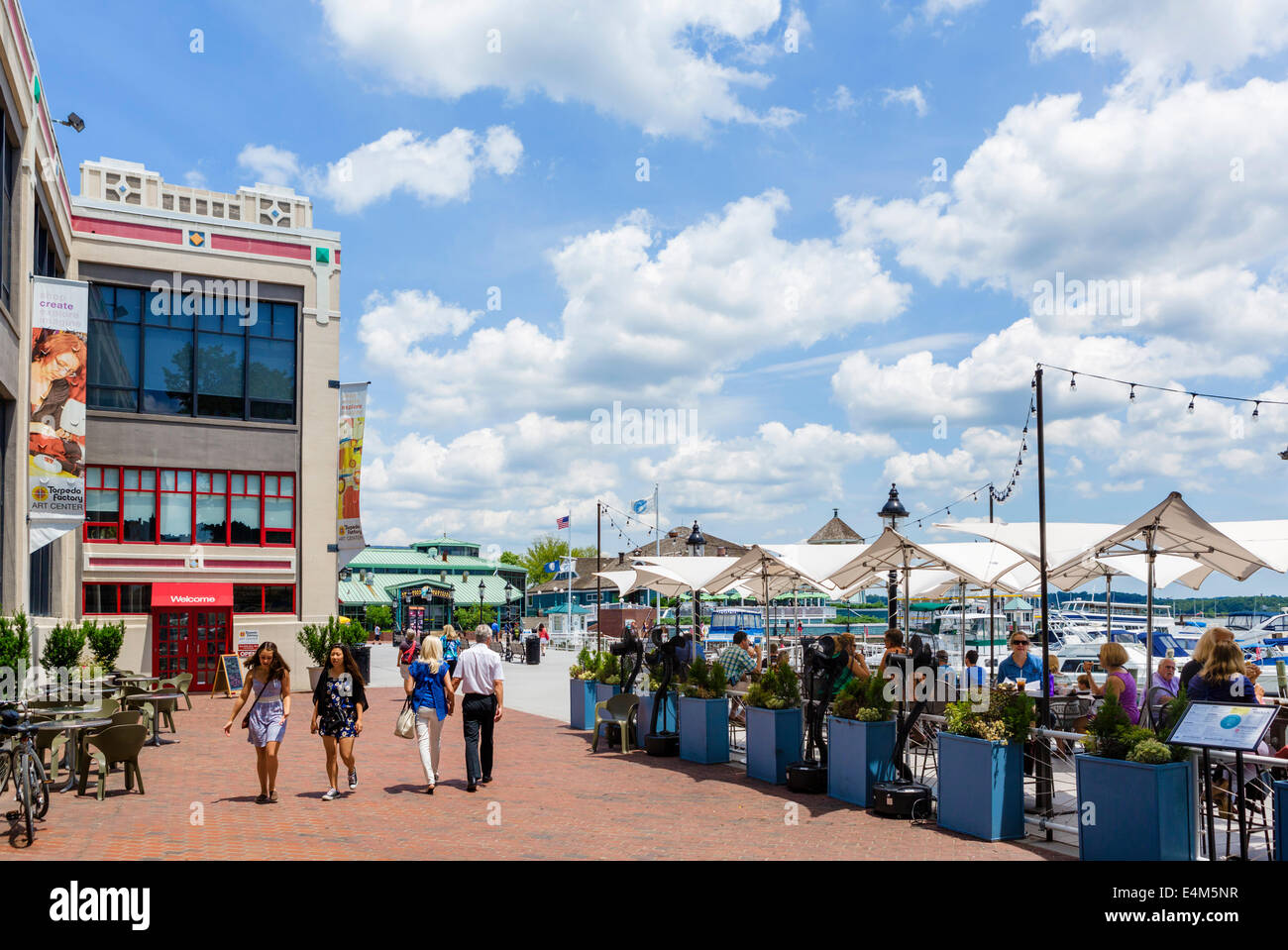 Die Uferpromenade von Torpedo Factory Art Center, Alexandria, Virginia, USA Stockfoto