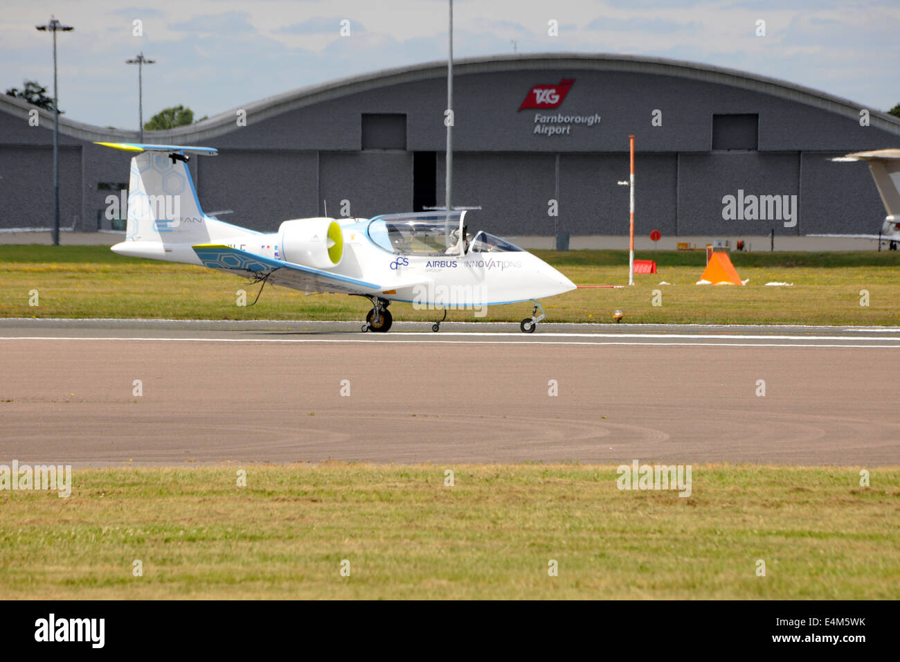 Farnborough, Großbritannien. 14. Juli 2014. Der Airbus E-Lüfter elektrische Mustermaschinen, entwickelt von Airbus Group, Rollen auf der Farnborough International Air Show 14. Juli 2014 Credit: Martin Brayley/Alamy Live News Stockfoto