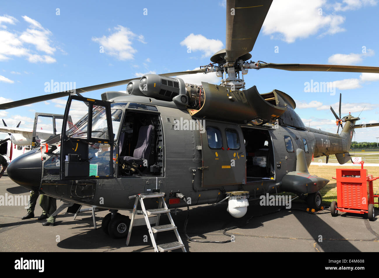 Farnborough, Großbritannien. 14. Juli 2014. Ein Hubschrauber Eurocopter AS332 M1 Super Puma Schweizer Luftwaffe TH06 auf dem Display auf der Farnborough International Air Show Farnborough, UK. Kredit-14. Juli 2014: Martin Brayley/Alamy Live-Nachrichten Stockfoto