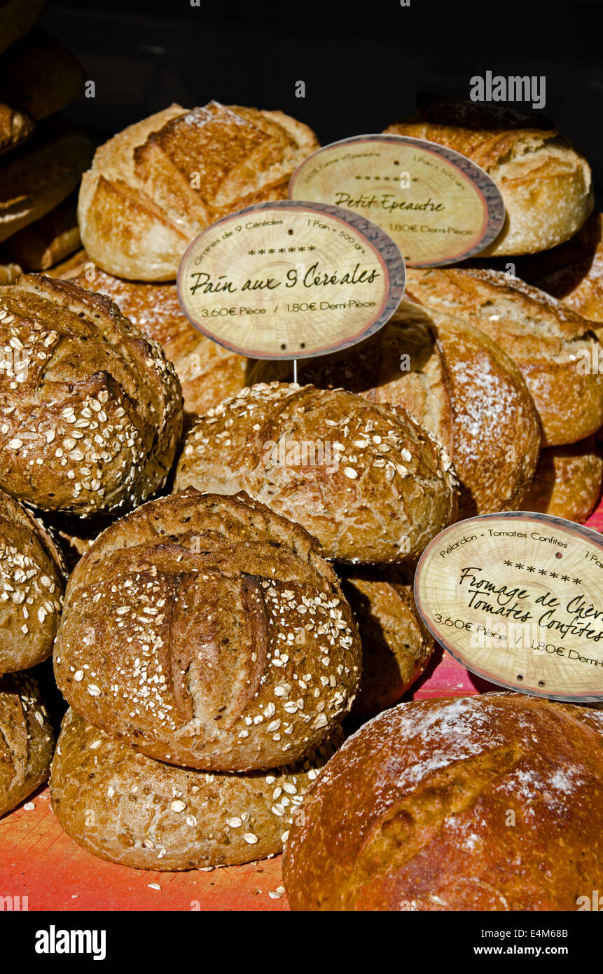 Eine Auswahl von Artisan Brot auf einem Marktstand auf dem Samstagsmarkt in Chamonix, Haute Savoie, Frankreich. Stockfoto