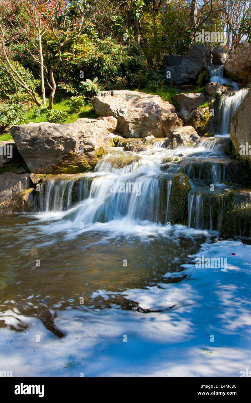 London, Holland Park, Wasserfall im Garten Kyoto Stockfoto