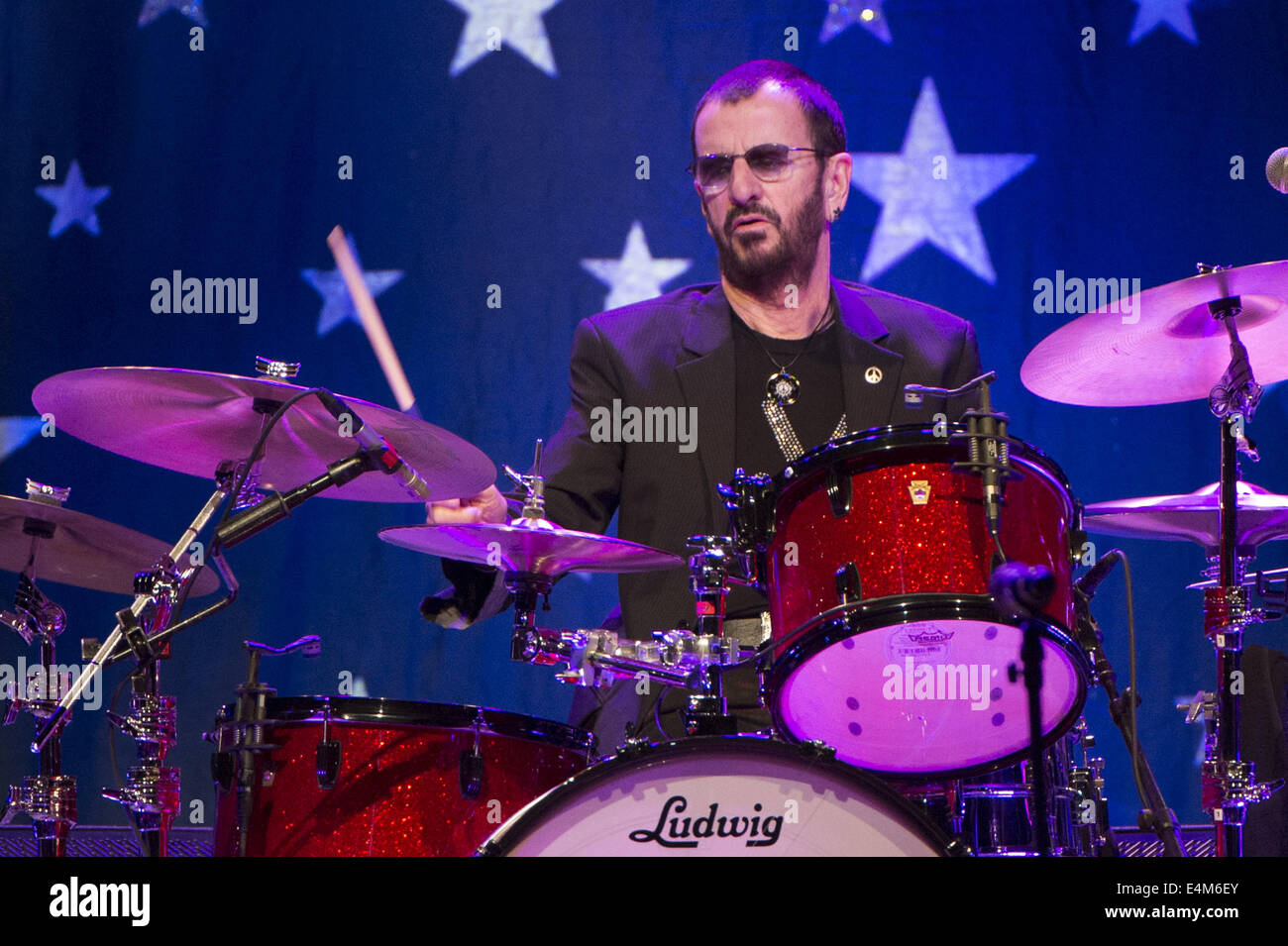 13. Juli 2014. 13. Juli 2014. San Jose, Kalifornien, USA - Schlagzeuger RINGO STARR von den Beatles tritt mit seiner alle Strarr Band City National Civic Auditorium. © Jerome Brunet/ZUMA Draht/Alamy Live-Nachrichten Stockfoto