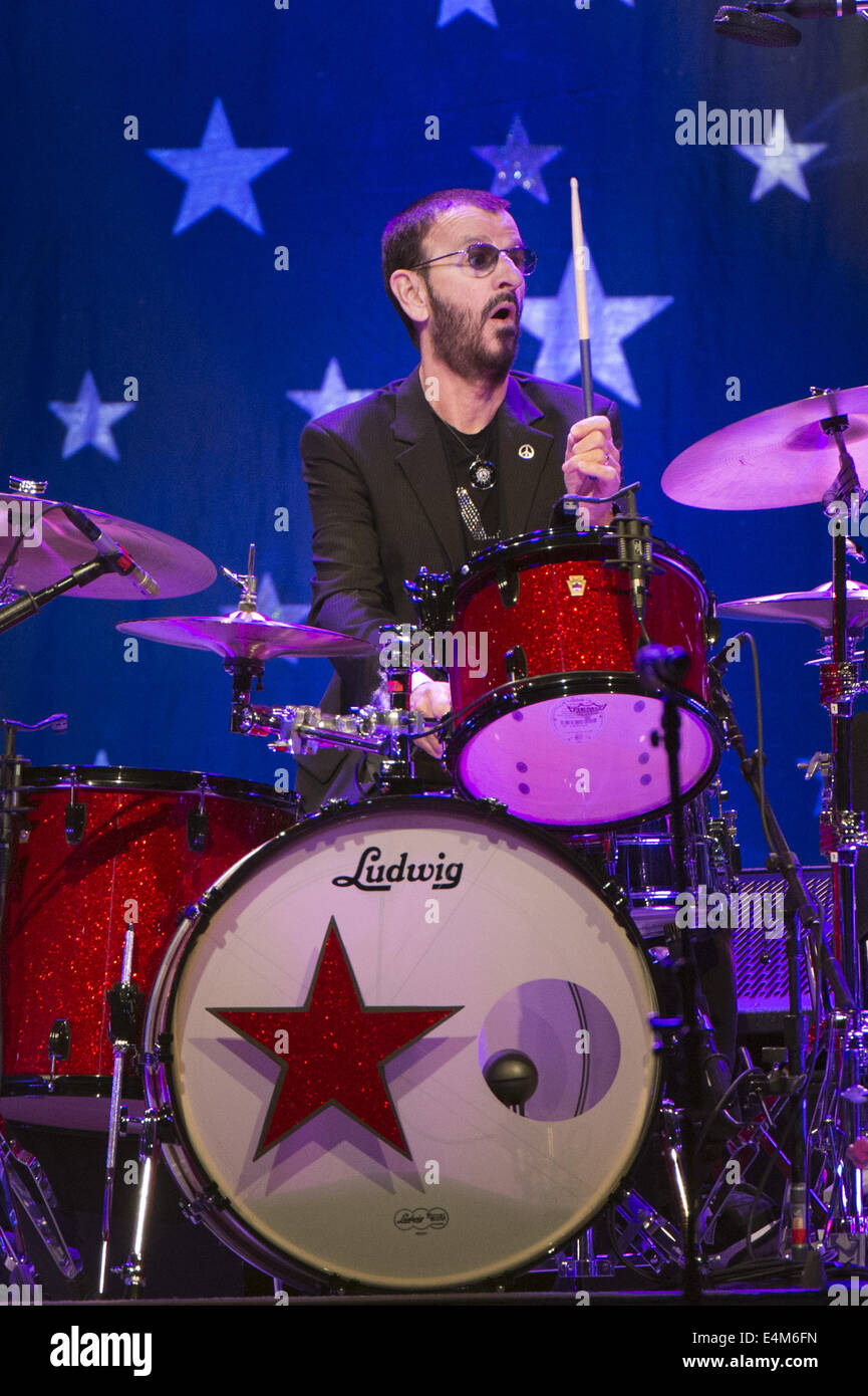 13. Juli 2014. 13. Juli 2014. San Jose, Kalifornien, USA - Schlagzeuger RINGO STARR von den Beatles tritt mit seiner alle Strarr Band City National Civic Auditorium. © Jerome Brunet/ZUMA Draht/Alamy Live-Nachrichten Stockfoto