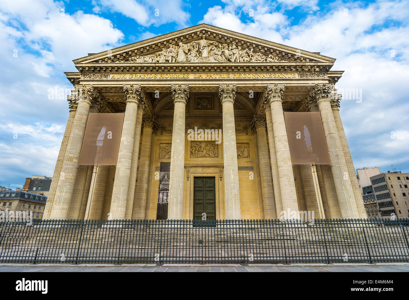 Das Pantheon ist eine klassizistische Kirche im Quartier Latin von Paris. Es war ursprünglich ein Kloster St. Genevieve gewidmet, aber Stockfoto