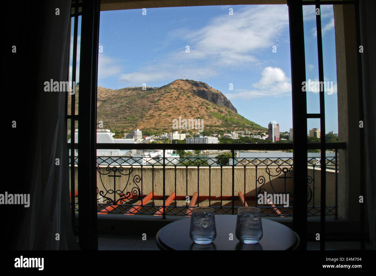 Fenster "Bild" Blick auf einem Hügel in Port Louis auf Mauritius vom Labourdonnais Hotel Stockfoto