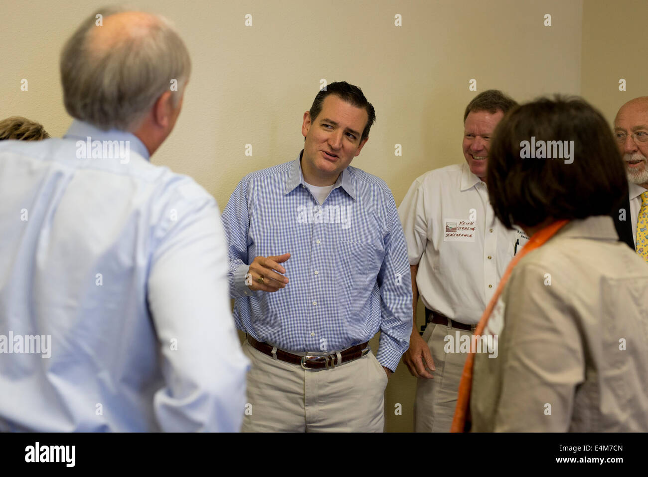 Der republikanische US-Senator Ted Cruz (Mitte) spricht mit Bestandteilen während eines Treffens in Fredericksburg, Texas. Stockfoto