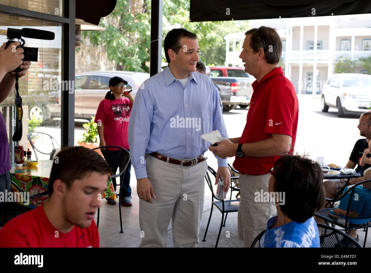 Der republikanische US-Senator Ted Cruz (Mitte) besucht mit Bestandteilen in der Innenstadt von Fredericksburg, Texas. Stockfoto