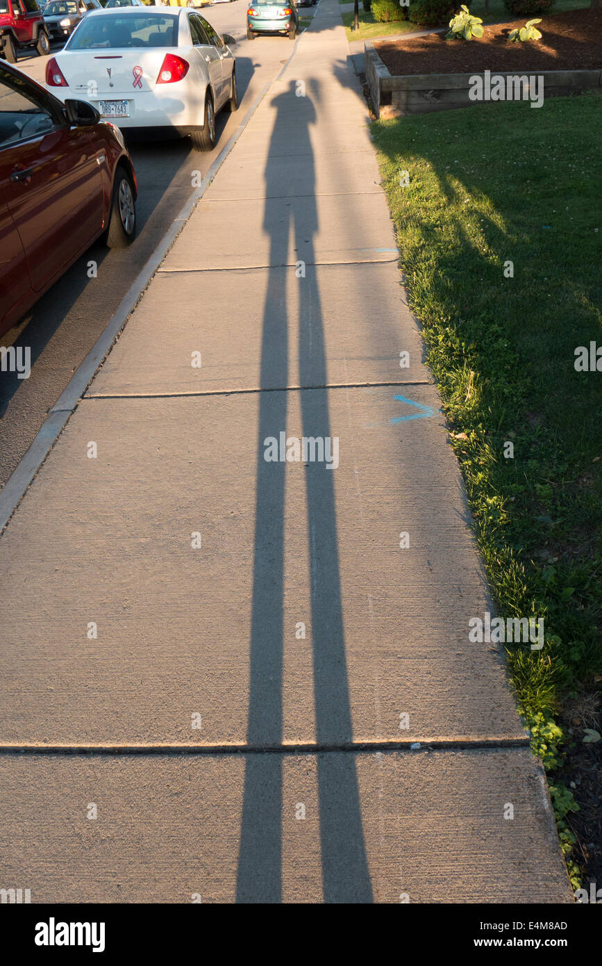 Längliche Schatten des Mannes. Stockfoto