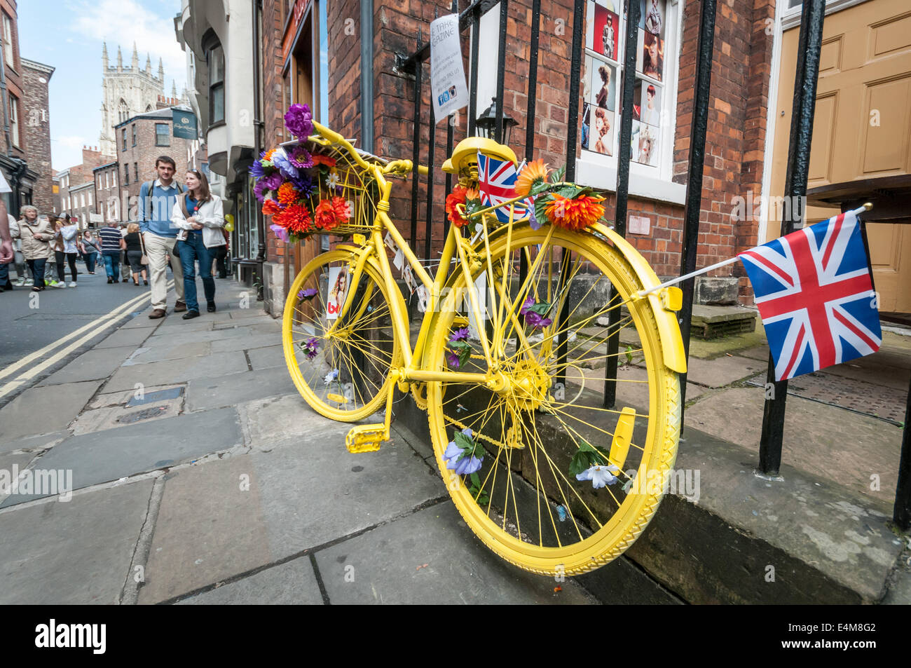 Gelbes Fahrrad in York Stadtzentrum während der Tour de France-Radrennen 2014. Stockfoto