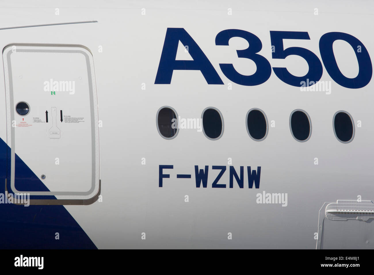 Detail des Airbus A350 XWB auf der Farnborough Air Show, England. Die A350 XWB wird nur neue Flugzeuge in der Kategorie 300-400 sitzen. Die A350 XWB ist eine Familie von Langstrecken, zweistrahlige Großraumflugzeug Jet Airliner von europäischen Flugzeughersteller Airbus entwickelt. Die A350 ist der erste Airbus mit Rumpf und Flügel Strukturen besteht hauptsächlich aus Kohlenstoff-Faser-verstärktem Polymer. Es ist geplant, kommerziellen Dienst später 2014 treten. Stockfoto