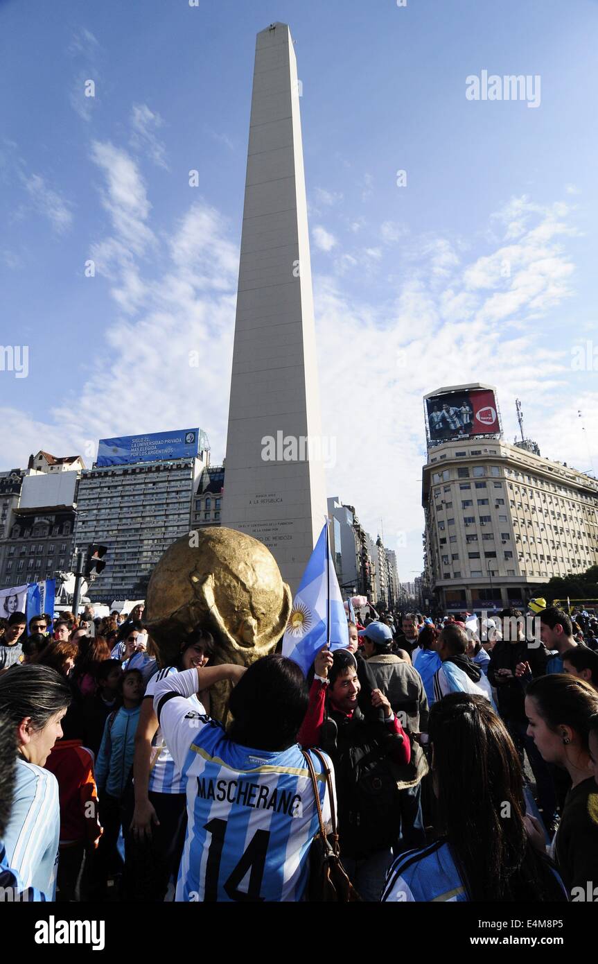 Buenos Aires, Buenos Aires, Argentinien. 14. Juli 2014. Trotz der Tatsache, die die Fußball-Nationalmannschaft nicht wie erwartet nach der Rückkehr in das Land gehen würde, versammeln sich die Fans am Obelisco zu den 2. Platz in der Weltmeisterschaft Brasilien 2014 zu feiern und das Team jubeln. Bildnachweis: Patricio Murphy/ZUMA Draht/Alamy Live-Nachrichten Stockfoto