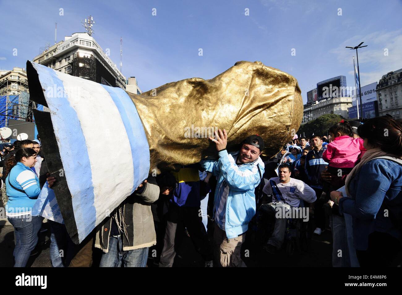 Buenos Aires, Buenos Aires, Argentinien. 14. Juli 2014. Trotz der Tatsache, die die Fußball-Nationalmannschaft nicht wie erwartet nach der Rückkehr in das Land gehen würde, versammeln sich die Fans am Obelisco zu den 2. Platz in der Weltmeisterschaft Brasilien 2014 zu feiern und das Team jubeln. Bildnachweis: Patricio Murphy/ZUMA Draht/Alamy Live-Nachrichten Stockfoto