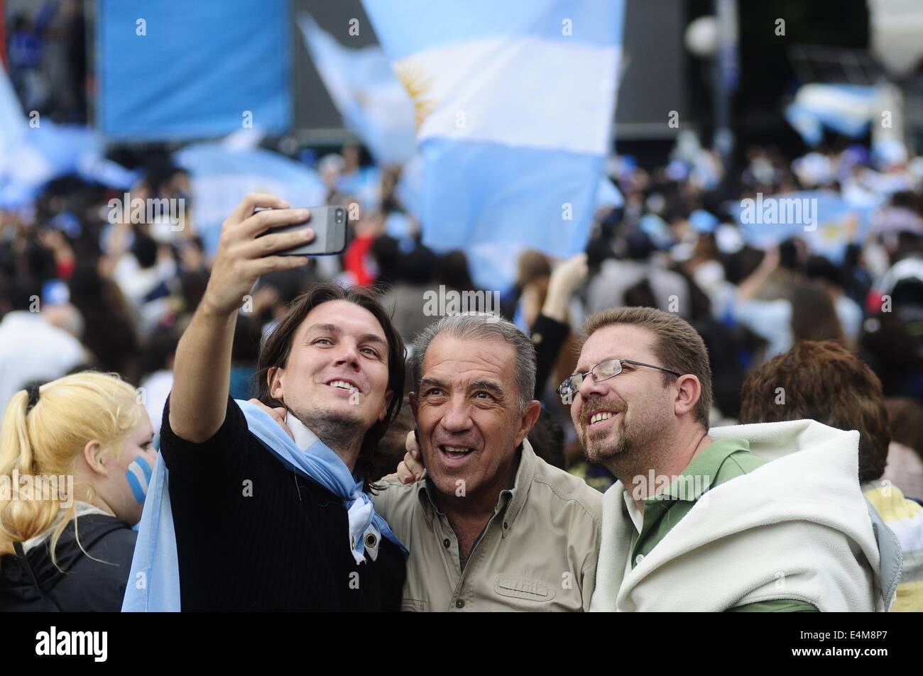 Buenos Aires, Buenos Aires, Argentinien. 14. Juli 2014. Trotz der Tatsache, die die Fußball-Nationalmannschaft nicht wie erwartet nach der Rückkehr in das Land gehen würde, versammeln sich die Fans am Obelisco zu den 2. Platz in der Weltmeisterschaft Brasilien 2014 zu feiern und das Team jubeln. Bildnachweis: Patricio Murphy/ZUMA Draht/Alamy Live-Nachrichten Stockfoto