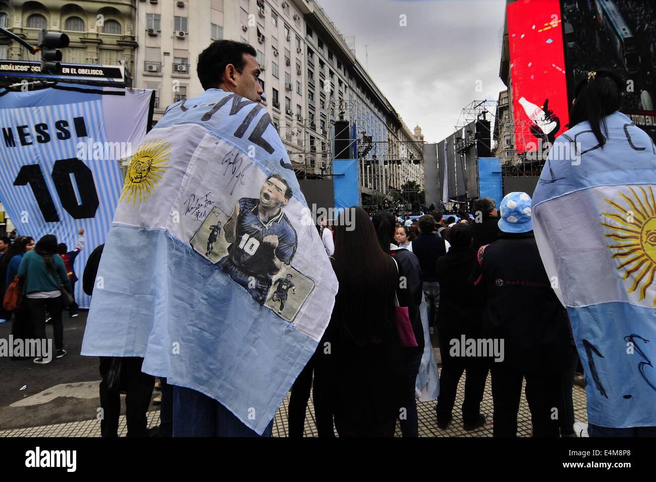 Buenos Aires, Buenos Aires, Argentinien. 14. Juli 2014. Trotz der Tatsache, die die Fußball-Nationalmannschaft nicht wie erwartet nach der Rückkehr in das Land gehen würde, versammeln sich die Fans am Obelisco zu den 2. Platz in der Weltmeisterschaft Brasilien 2014 zu feiern und das Team jubeln. Bildnachweis: Patricio Murphy/ZUMA Draht/Alamy Live-Nachrichten Stockfoto