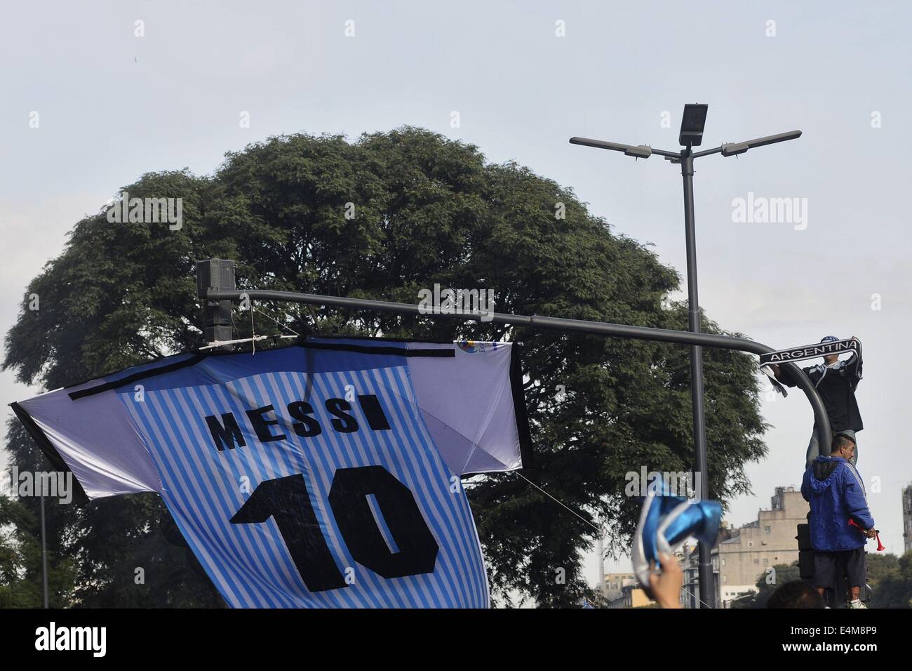Buenos Aires, Buenos Aires, Argentinien. 14. Juli 2014. Trotz der Tatsache, die die Fußball-Nationalmannschaft nicht wie erwartet nach der Rückkehr in das Land gehen würde, versammeln sich die Fans am Obelisco zu den 2. Platz in der Weltmeisterschaft Brasilien 2014 zu feiern und das Team jubeln. Bildnachweis: Patricio Murphy/ZUMA Draht/Alamy Live-Nachrichten Stockfoto