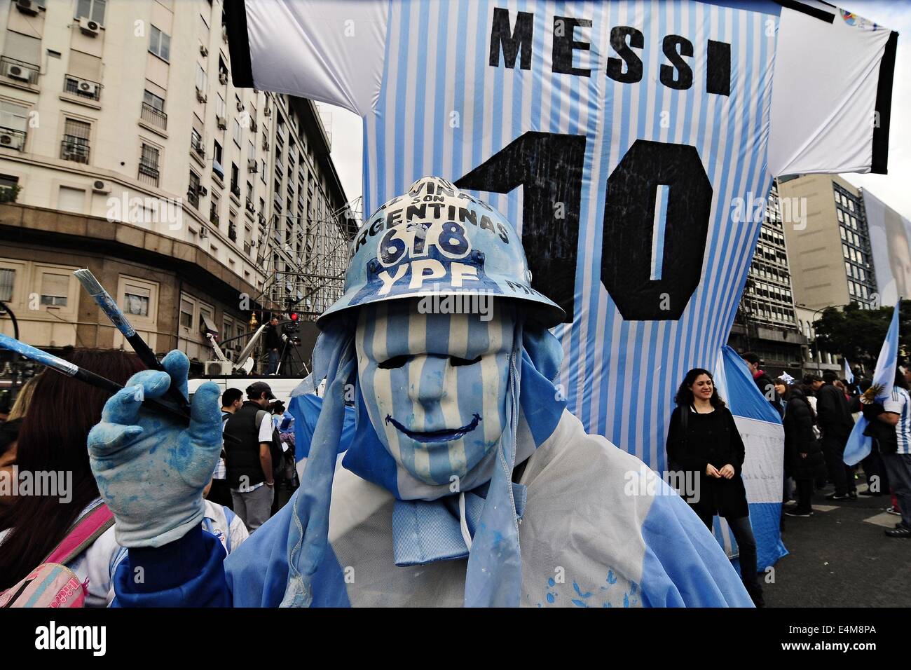 Buenos Aires, Buenos Aires, Argentinien. 14. Juli 2014. Trotz der Tatsache, die die Fußball-Nationalmannschaft nicht wie erwartet nach der Rückkehr in das Land gehen würde, versammeln sich die Fans am Obelisco zu den 2. Platz in der Weltmeisterschaft Brasilien 2014 zu feiern und das Team jubeln. Bildnachweis: Patricio Murphy/ZUMA Draht/Alamy Live-Nachrichten Stockfoto