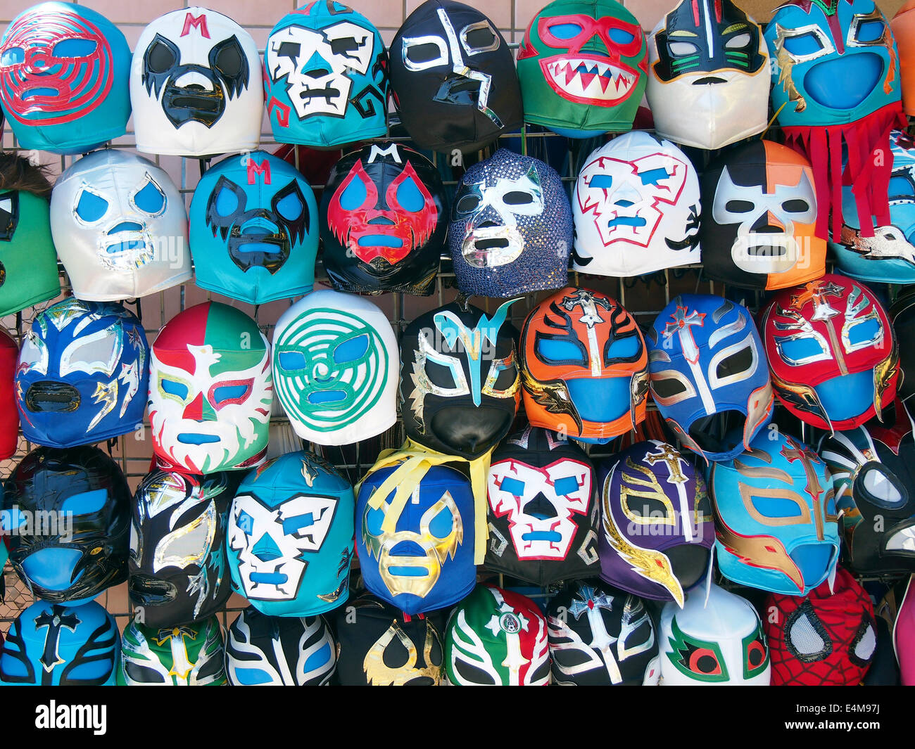 Mexikanische Wrestling Masken für Verkauf, Mission District, San Francisco Stockfoto