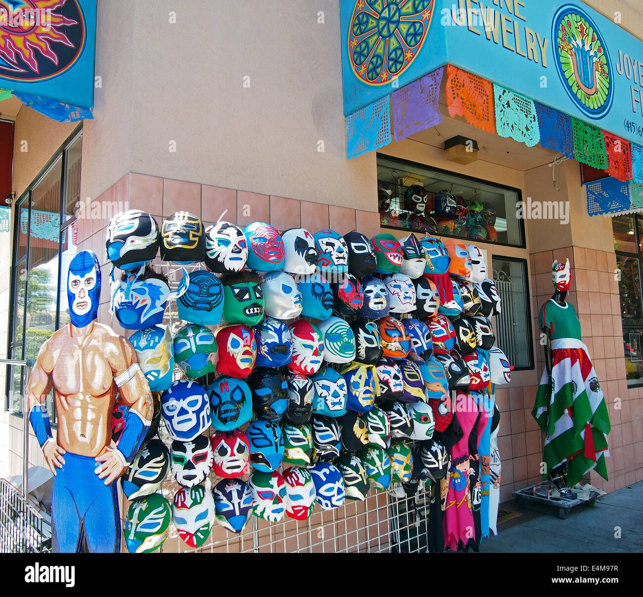Mexikanische Wrestling Masken für Verkauf, Mission District, San Francisco Stockfoto