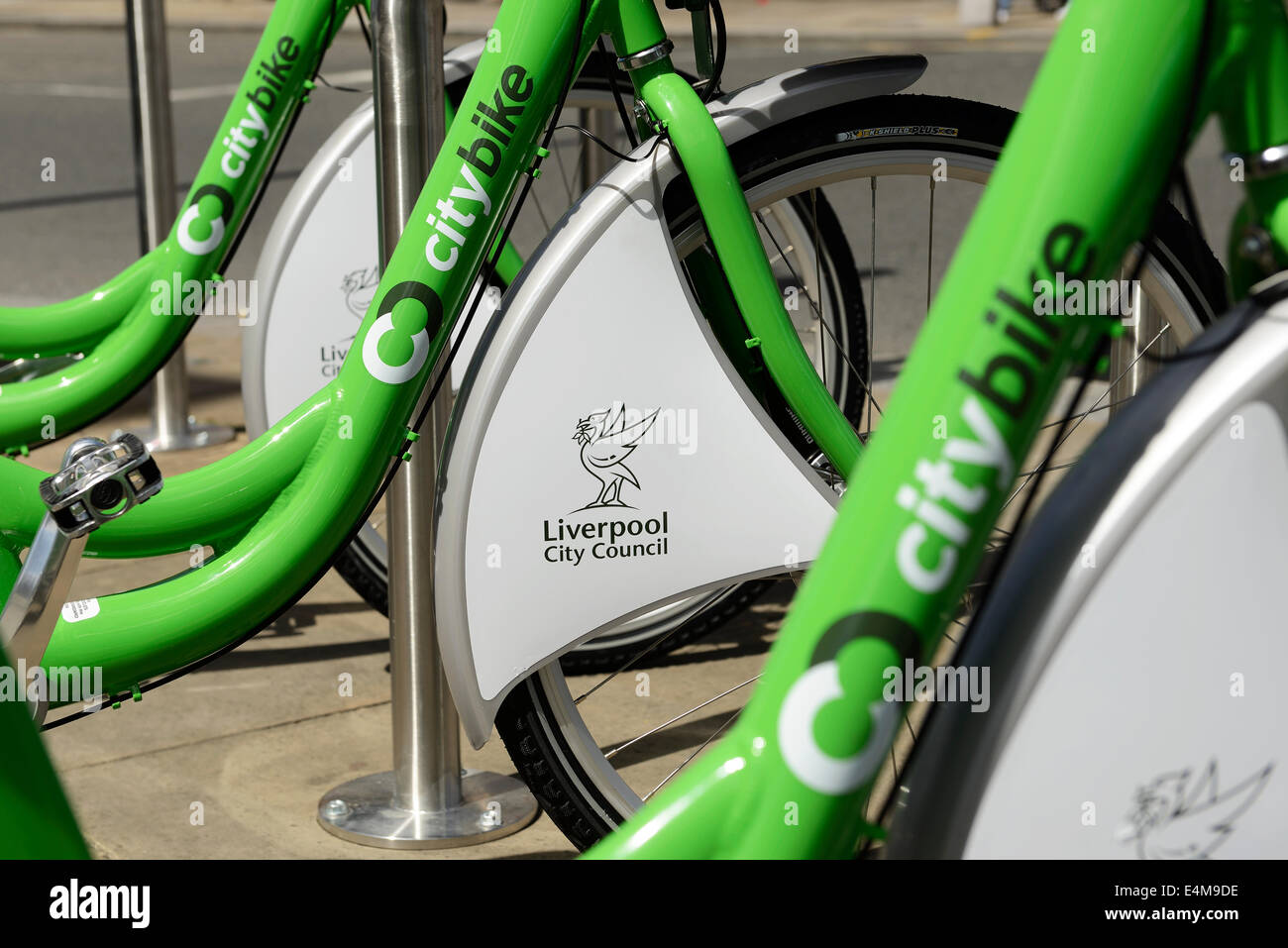 Grüne Fahrräder aus dem Liverpool CIty Council City Bike Programm Stockfoto