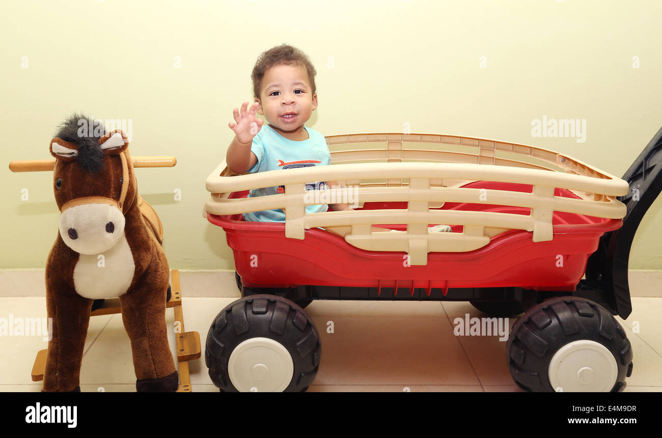 Porträt eines Babys mit Spielzeug in die Kamera schaut Stockfoto