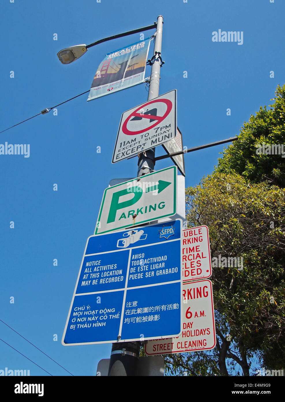 Zeichen auf Straße Lichtmast, mehrsprachig, San Francisco Stockfoto