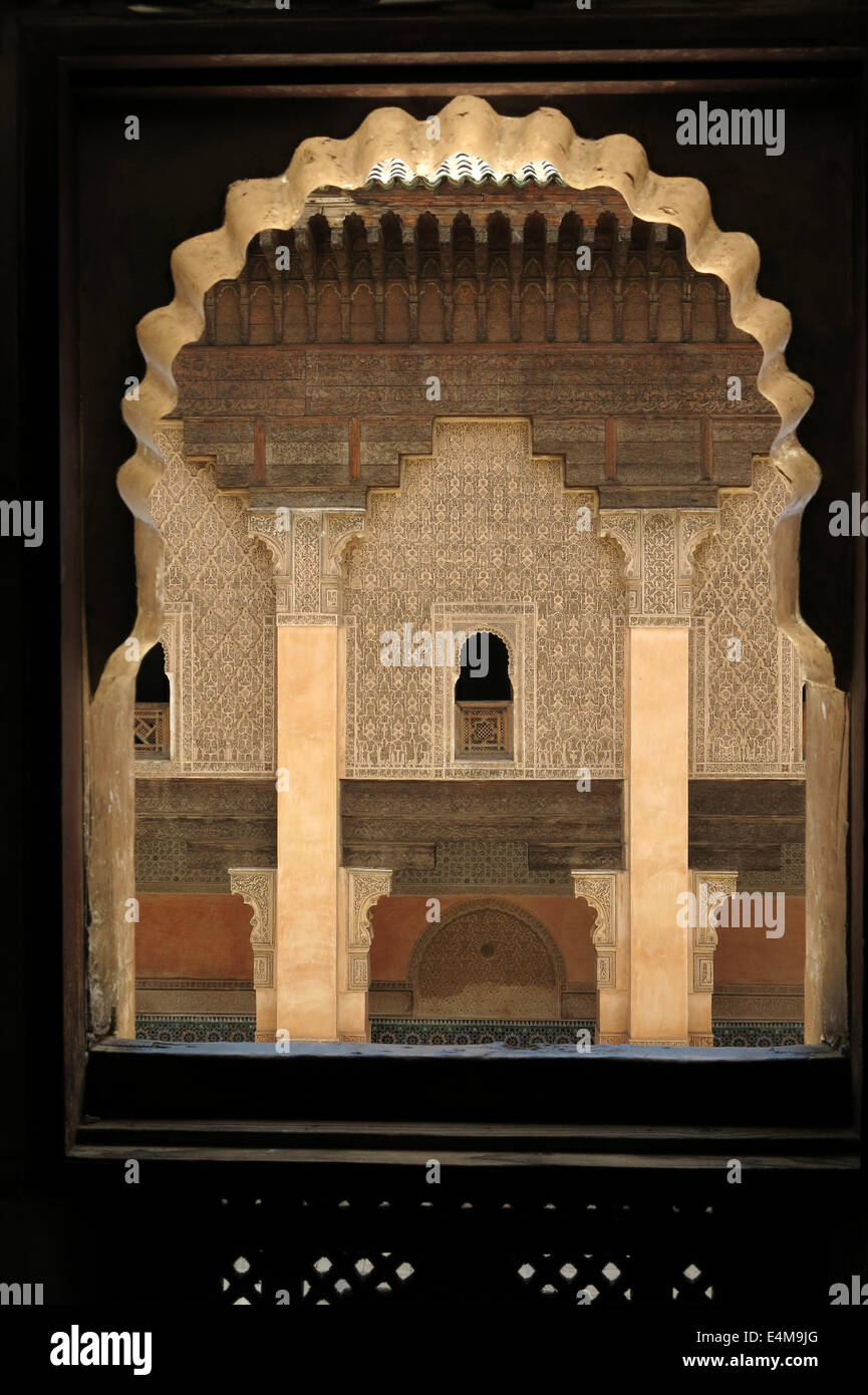 Ein Blick auf den zentralen Innenhof, in Ben Youssef Madrasa in Marrakesch, Marokko Stockfoto