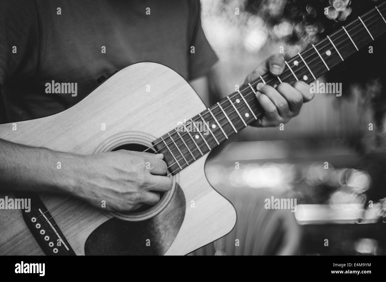 Jungen Mannes Hände akustische Gitarre spielen Stockfoto