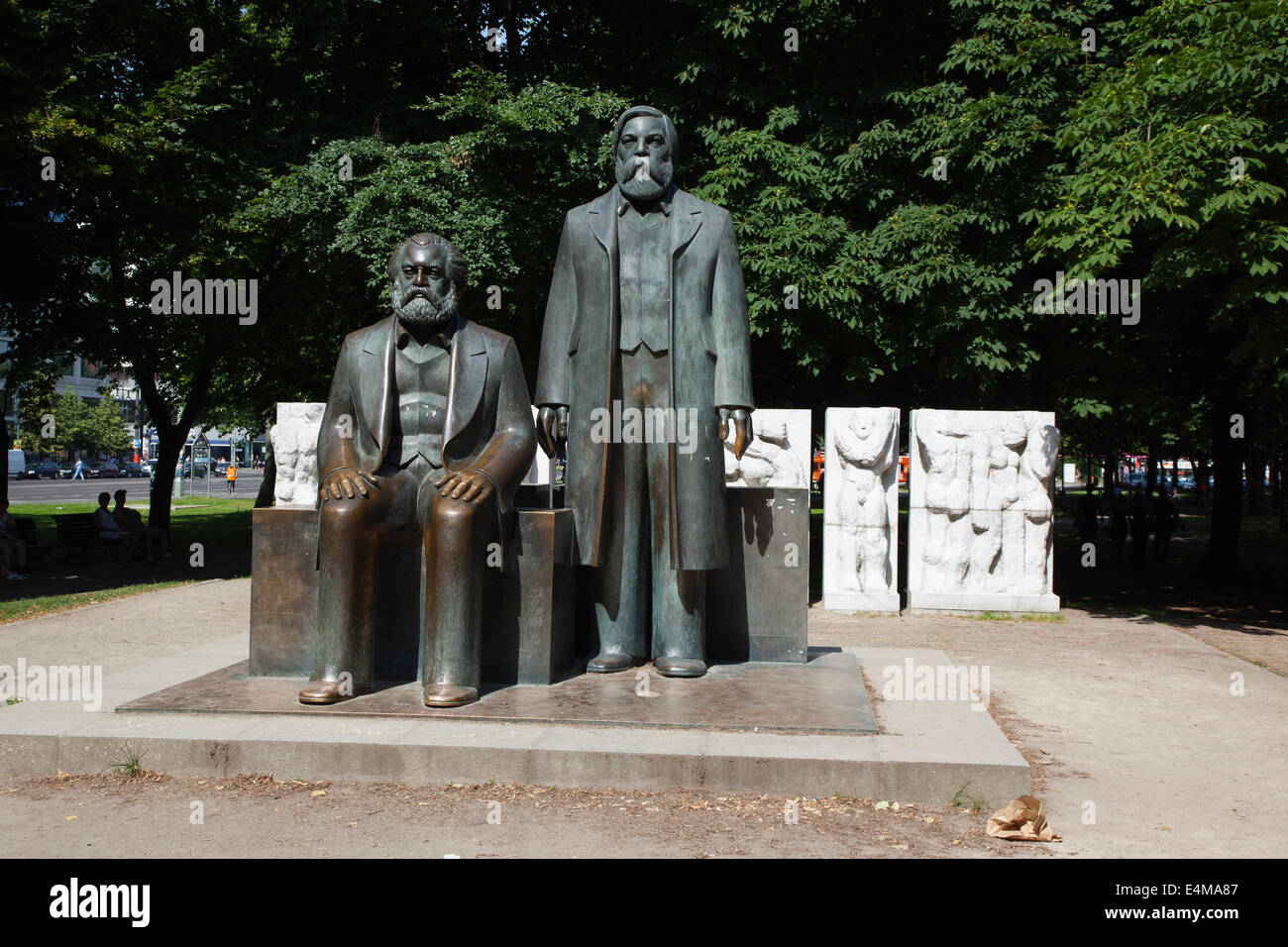 Deutschland, Berlin, Mitte, Statue von Karl Marx und Friedrich Engels in Marx-Engels-Forum. Stockfoto