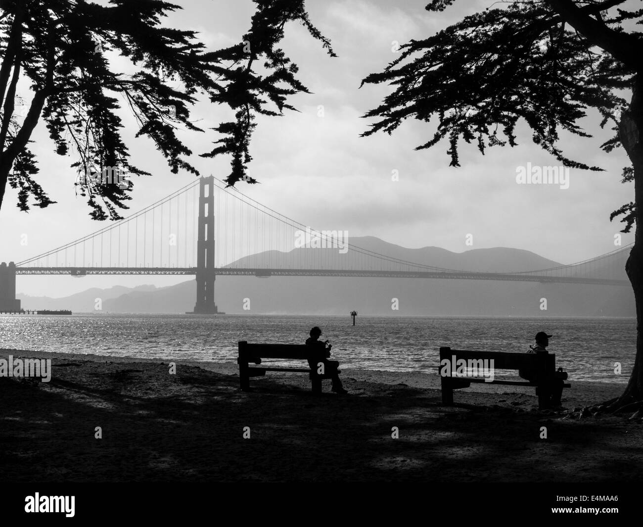Bänke auf dem Marine Drive schauen über die Golden Gate Bridge in San Francisco Stockfoto