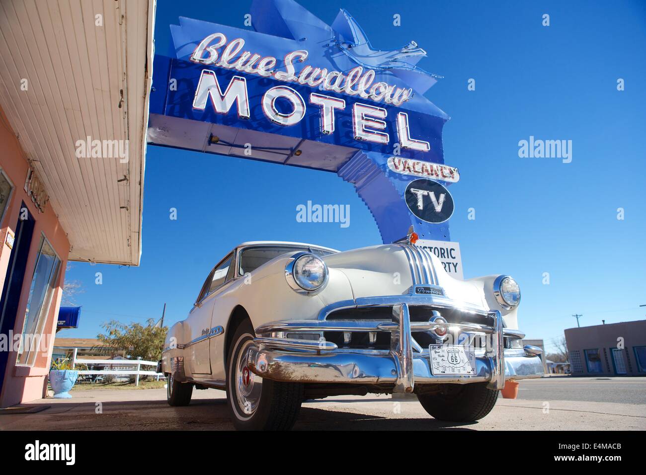 Oldtimer außerhalb Blue Swallow Motel, eine klassische Stop in Tucumcari, New Mexico auf der Route 66. Stockfoto