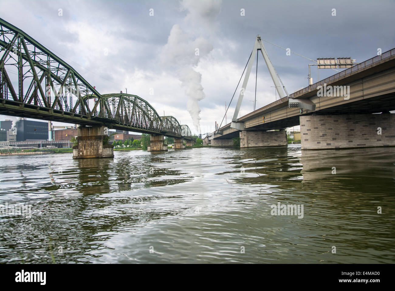 Industriegebiet an der Donau anzeigen Fron-Radweg Stockfoto