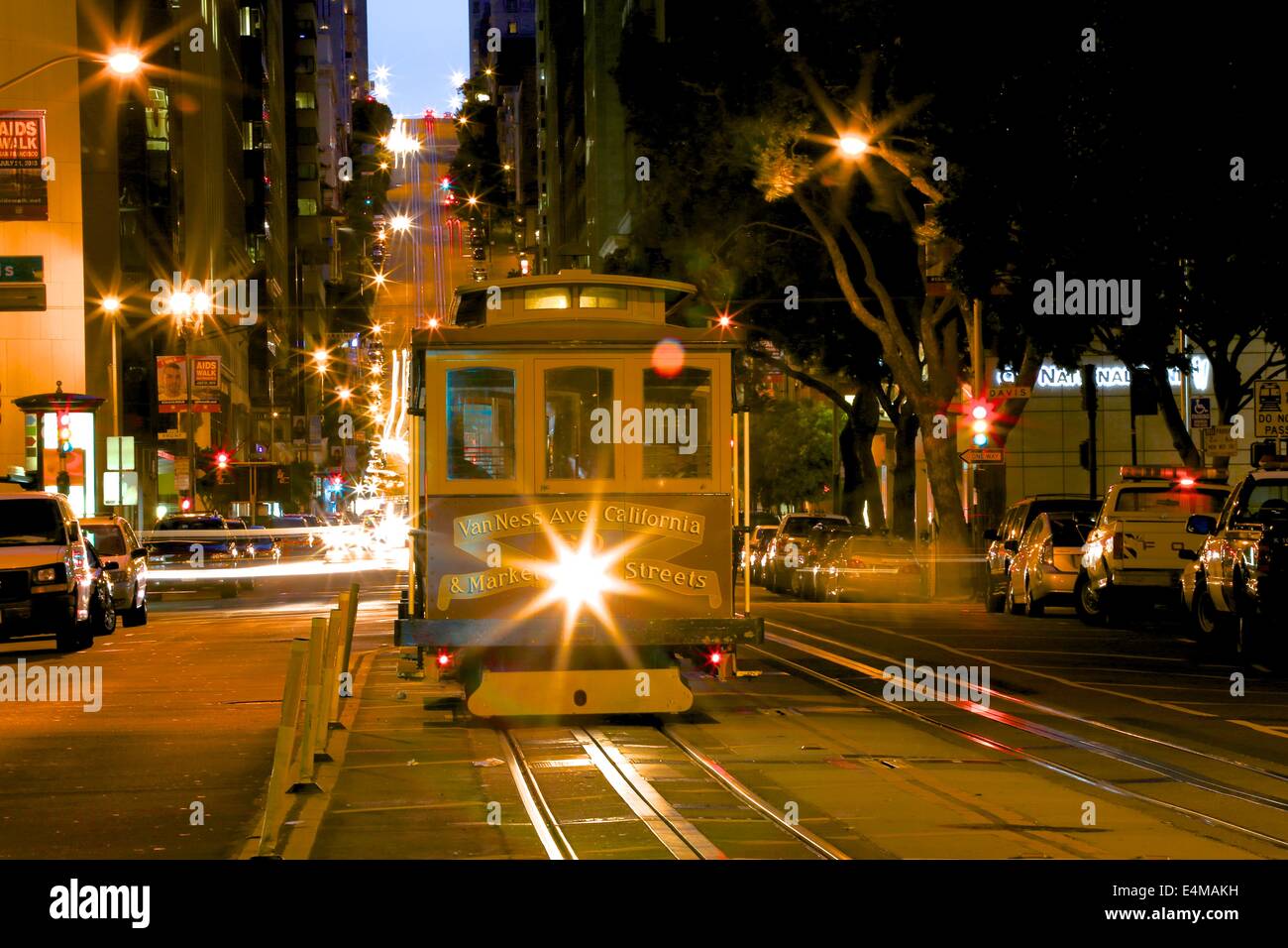 Seilbahn in der Nacht in der California Street in San Francisco, Kalifornien Stockfoto