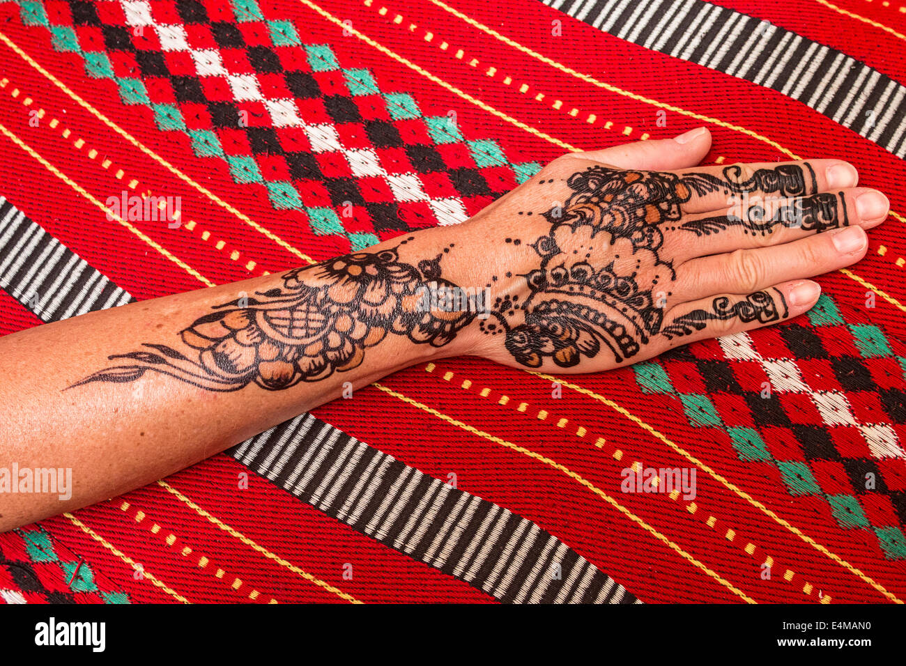 Bunt und komplizierte Henna-Tattoo auf Hand und Arm einer Frau. Dies ist eine beliebte Dekoration für Frauen in der arabischen Welt. Stockfoto