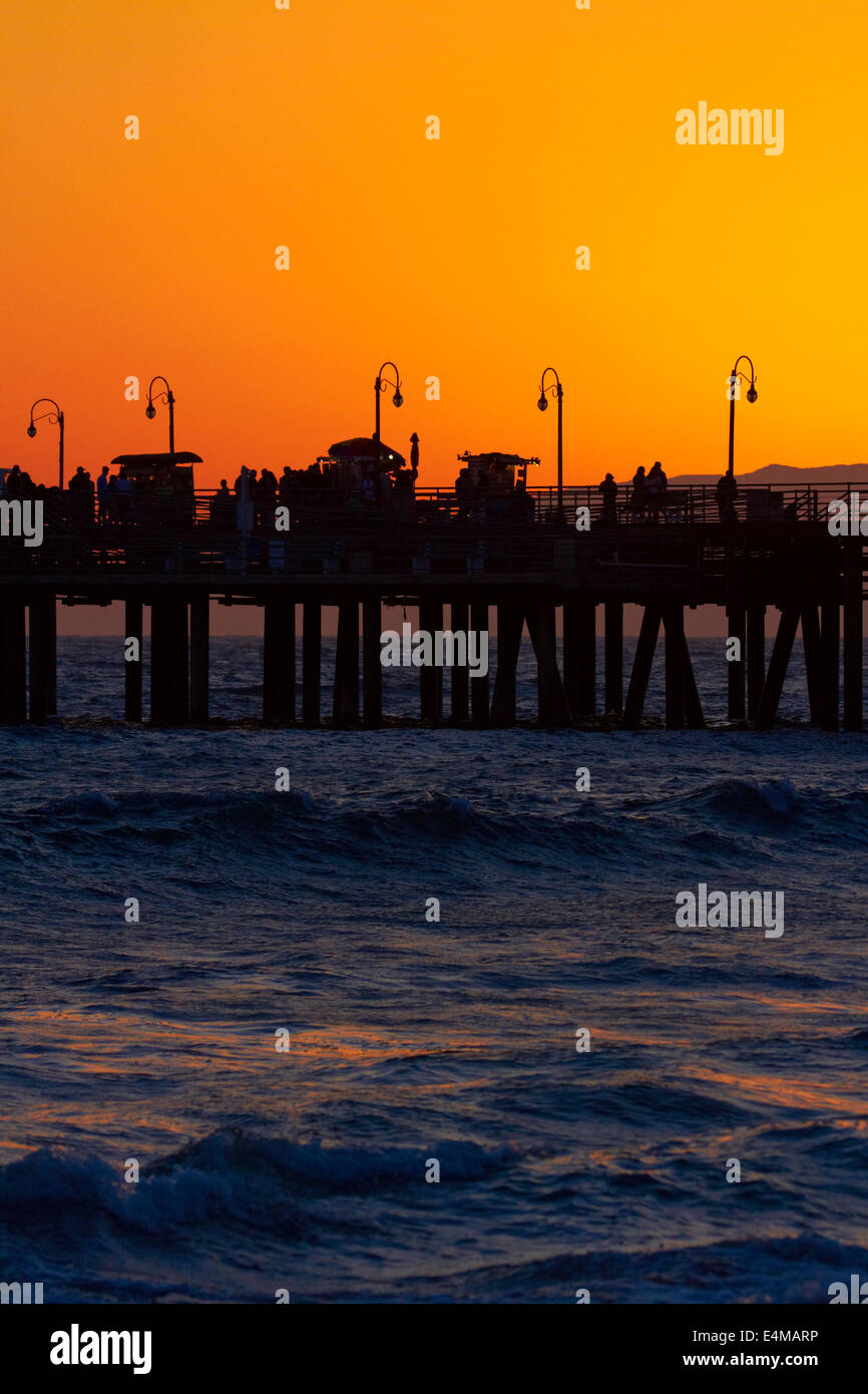 Santa Monica Pier bei Sonnenuntergang, Santa Monica, Los Angeles, Kalifornien, USA Stockfoto